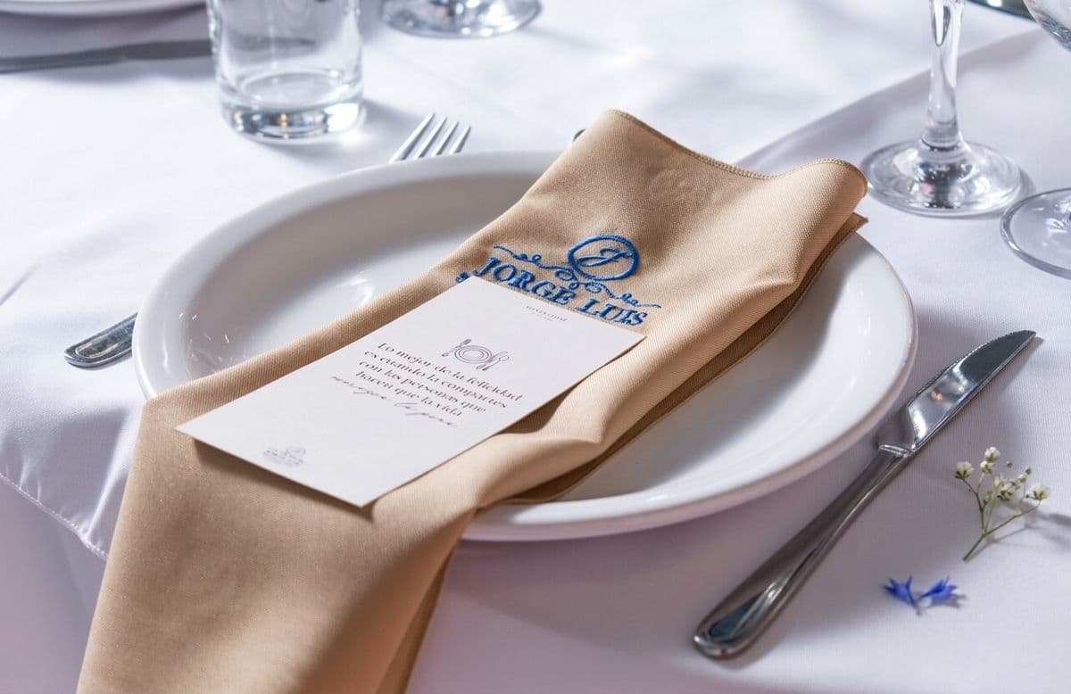 Plato playo blanco con servilleta y tarjeta del menú